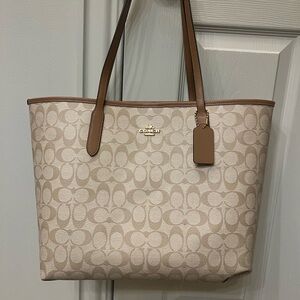 Coach City Tote Light Khaki Signature Canvas / Saddle Leather